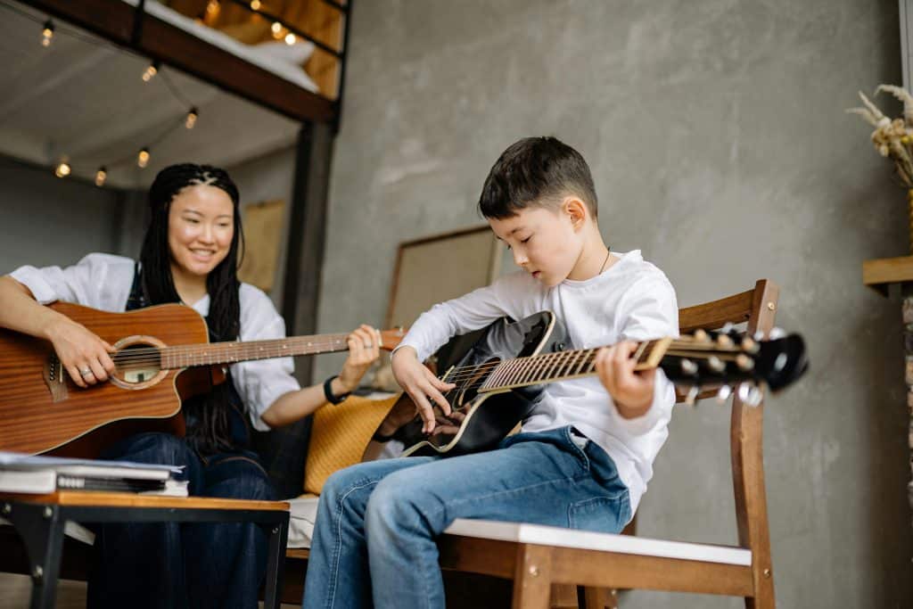 Madre e figlio suonano insieme la chitarra