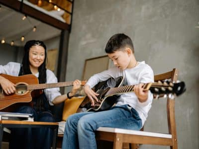 Madre e figlio suonano insieme la chitarra