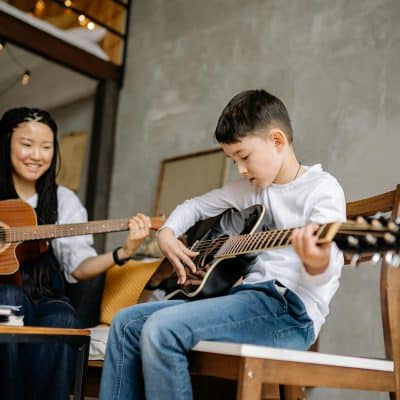 Madre e figlio suonano insieme la chitarra