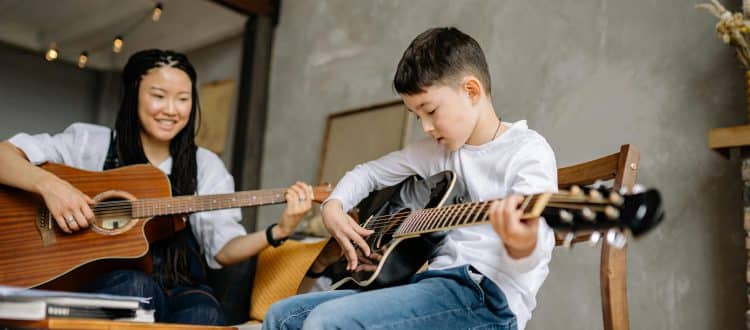 Madre e figlio suonano insieme la chitarra